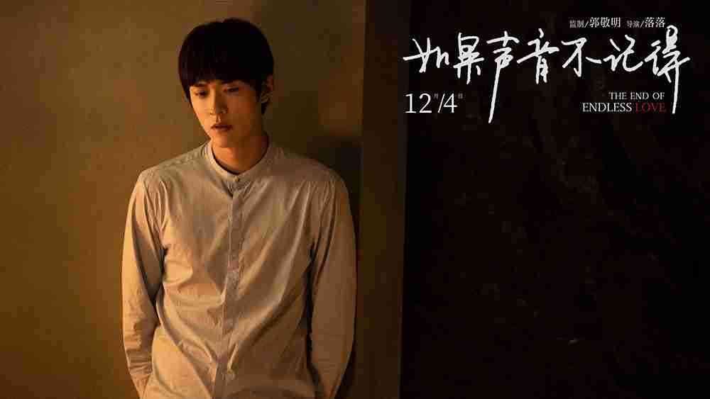 孙晨竣靠着墙